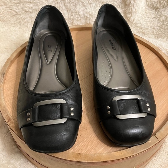 Trotters Black Leather Comfort Buckle Square Toe Flats Shoes, 11 Wide - Picture 1 of 11